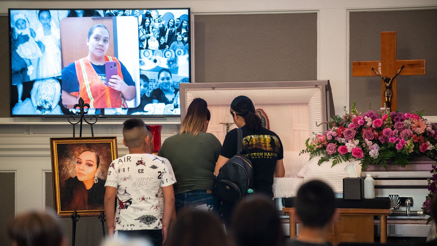 Una familia se defiende junto al féretro de Alma Lucía Méndez, durante su funeral el jueves....