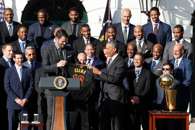 El presidente Obama acepta un jerseyde los Cavs en la Casa Blanca el jueves. Foto AP
