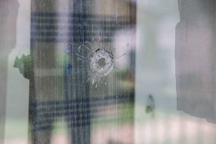 Uno de los hoyos hechos por disparos en la ventana del apartamento donde Hope Hensley fue...