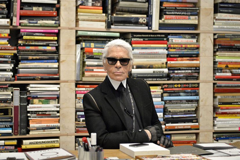 Fotografía de archivo del 14 de febrero de 2014 del diseñador de modas Karl Lagerfeld frente...