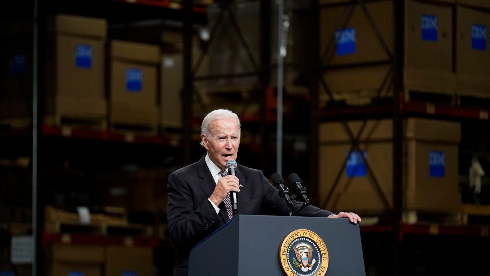 El presidente Joe Biden habla en una instalación de IBM el jueves 6 de octubre de 2022, en...
