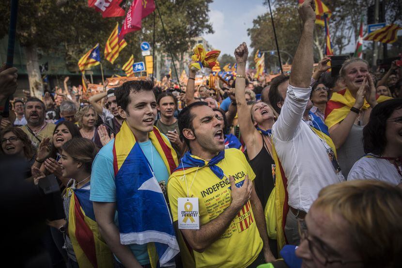 Manifestantes a favor e la indepedencia de Cataluña celebraron la decisión de su parlamento....