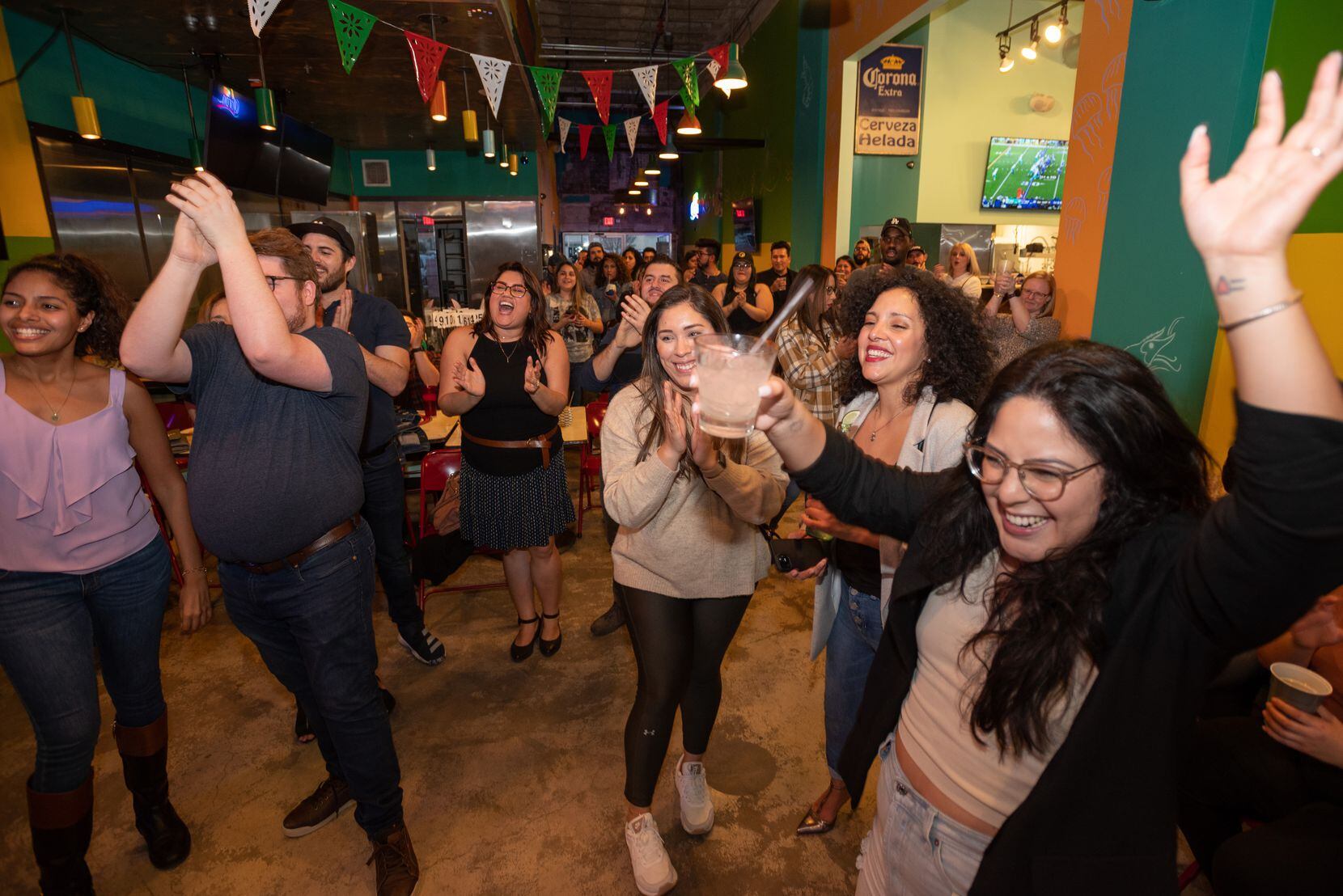Gente baila al ritmo del grupo de cumbia, Sabor Puro, que tocó el domingo 15 de enero en La...