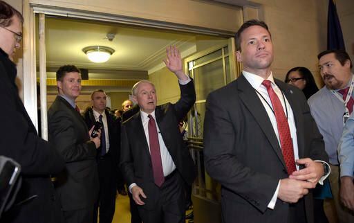 El nuevo Procurador General de Justicia, Jeff Sessions, entrando a sus nuevas oficinas en...