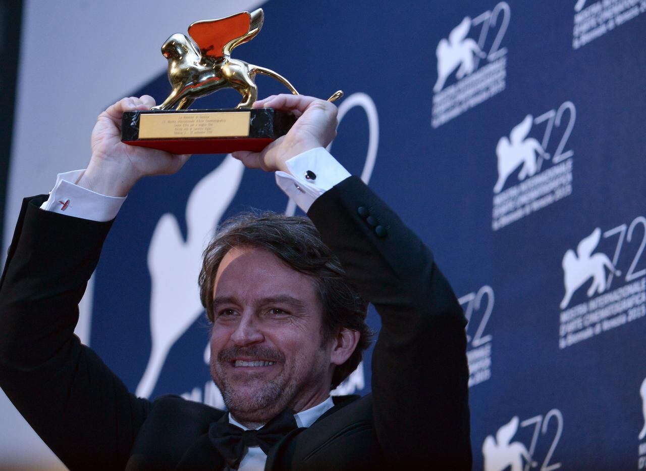 El director Lorenzo Vigas con el León Dorado de Venecia por “Desde allá”. (AFP/GETTY...