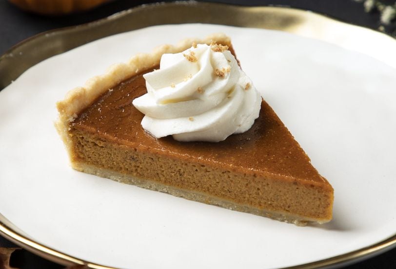 Foto de pay de calabaza con crema batida.