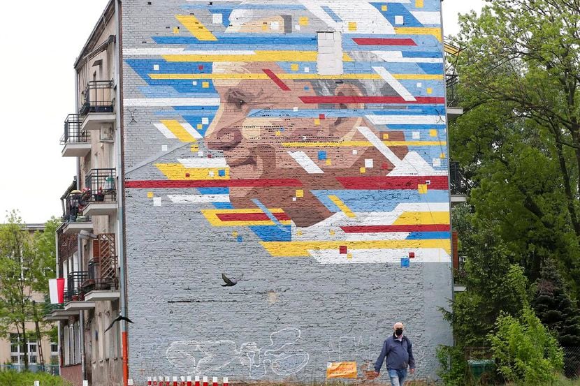 Un mural con la imagen de Juan Pablo II en Varsovia, Polonia.