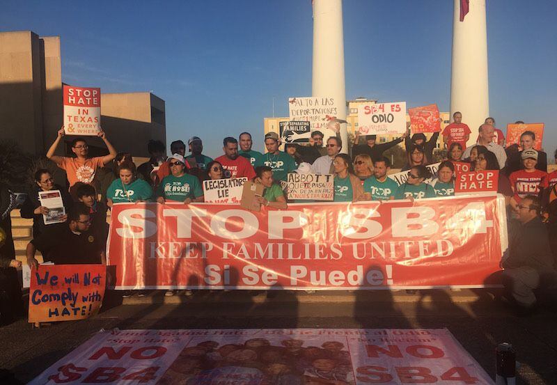Activistas protestan en el centro de Dallas tras el fallo que da via libre a la ley SB4, el...