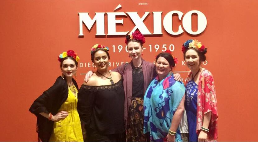 El Dallas Museum of Arts busca un récord Guinness de más mujeres vestidas de Frida Kahlo....