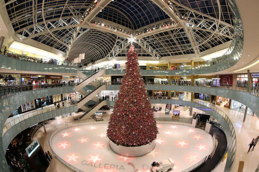 El árbol de navidad de Galleria Dallas mide 95 piés de altura y es iluminado por 450,000...