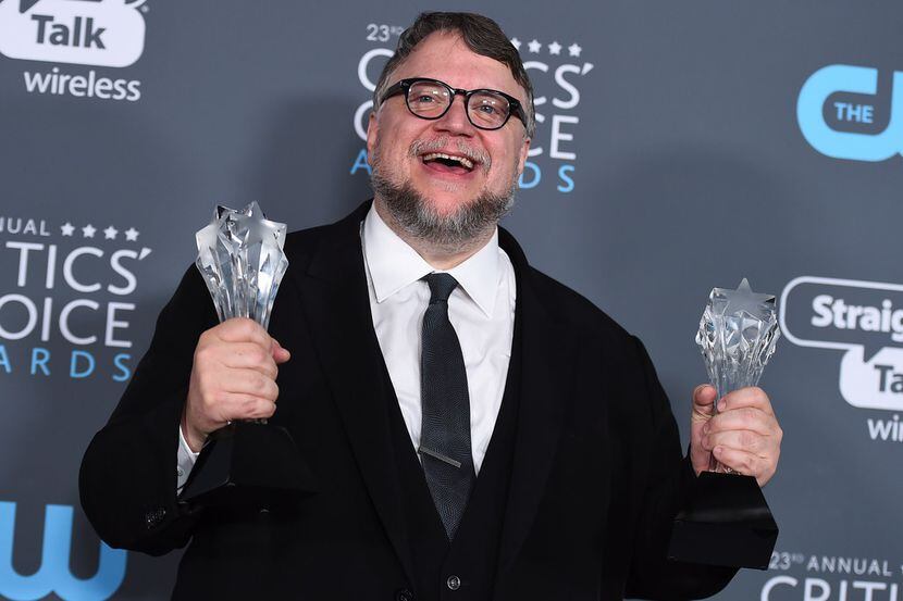 Guillermo del Toro, mostrando sus estatuillas de la 23rd annual Critics' Choice Awards por...