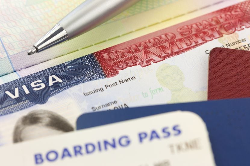 Una visa de Estados Unidos para visitante y un pase de abordar un vuelo internacional.