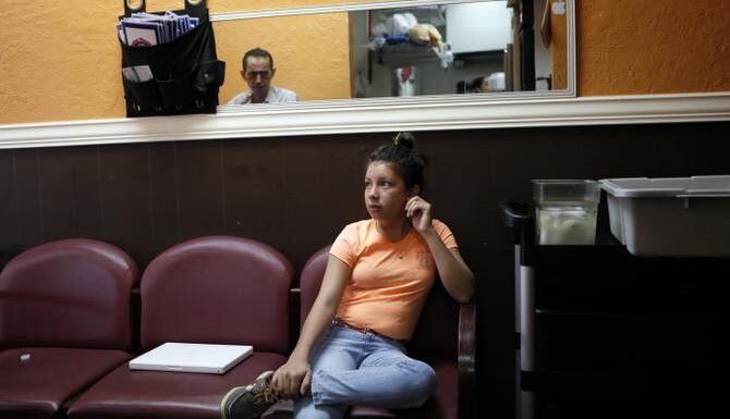 Katherine Vanessa Arana, de 12 años, espera que su mamá termine su turno en un restaurante...