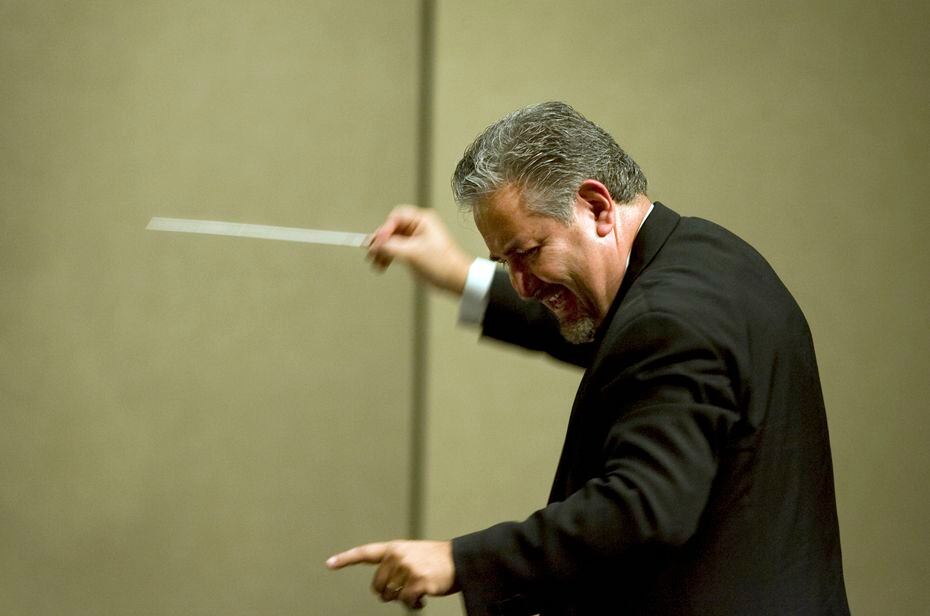 Maestro Héctor Guzmán dirige la Orquesta Sinfónica de Irving.
