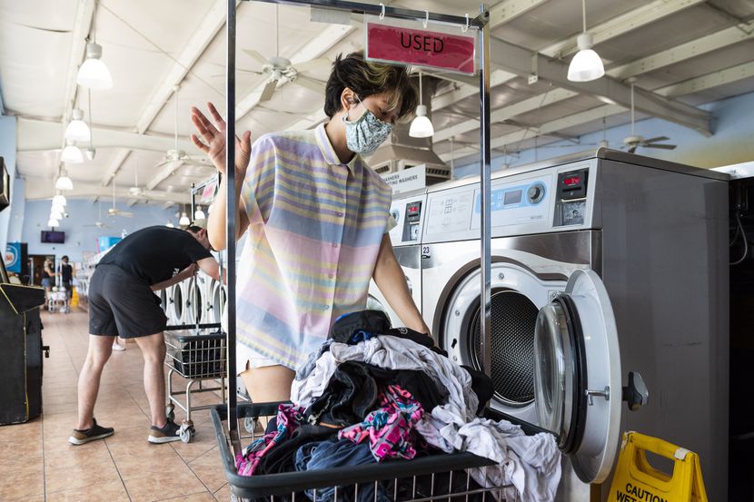 Una voluntaria ayuda a lavar ropa para Say It With Your Chest, una organización que ayuda a...