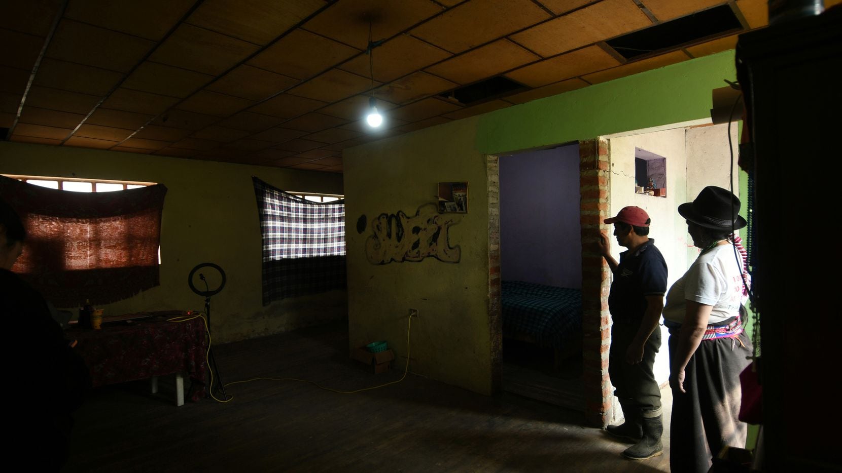 César y María, ambos de 51 años, observan la habitación de su casa en Chimborazo, Ecuador,...
