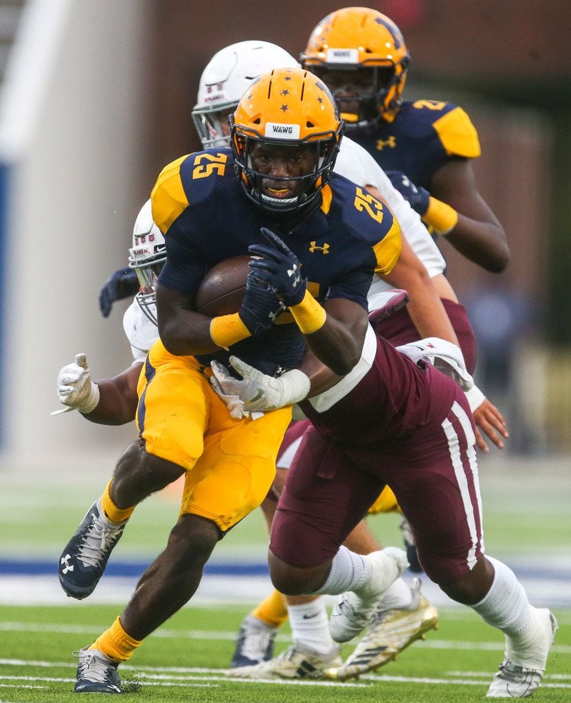 McKinney Lamarrya Ransem (25) carries the ball as he is defended by Plano linebacker Anthony...