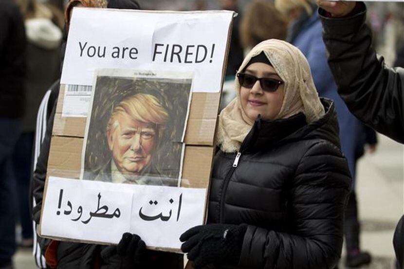 Una mujer protesta contra Donald Trump frente a la Casa Blanca en Washington el 29 de enero...