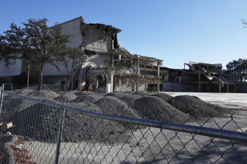 La demolición del Valley View Center fue detenida por orden judicial.  DAVID WOO/DMN
