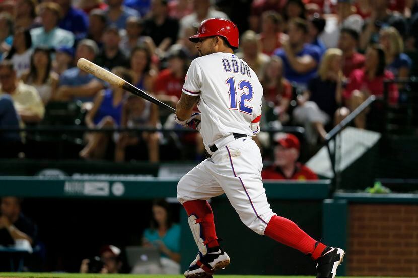 El venezolano Rougned Odor dispara un jonrón de dos carreras ante el abridor de los Astros...