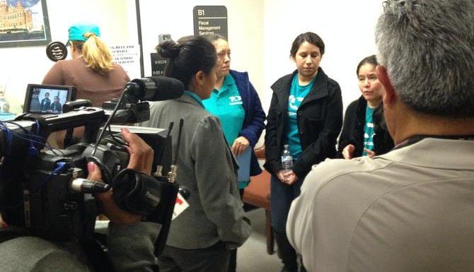 Miembros del Texas Organizing Project hablan con la prensa en la oficina del Departamento...