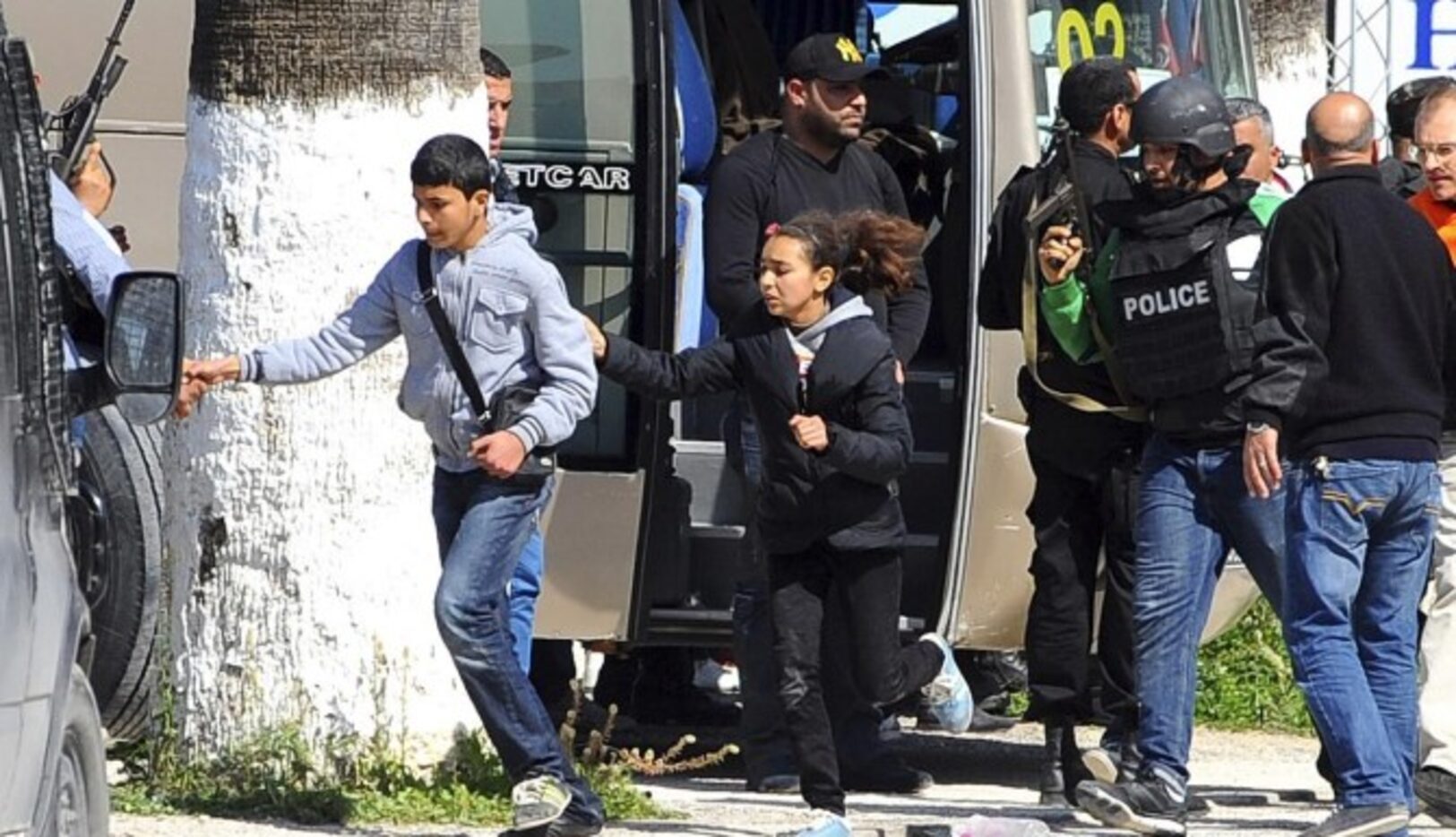 )Turistas y visitante del Museo Nacional Bardo son evacuados en Túnez. Hubo 19 muertos,...