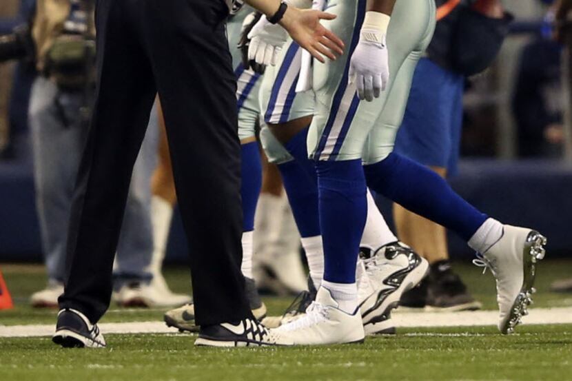 Dallas Cowboys head coach Jason Garrett reaches out to shake Dallas Cowboys running back...