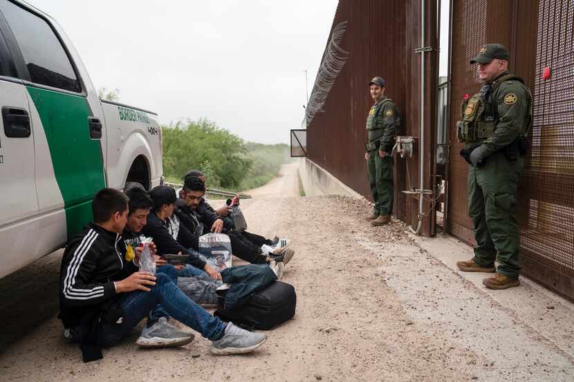 Migrantes colombianos que trataban de cruzar a Estados Unidos sin autorización legal esperan...