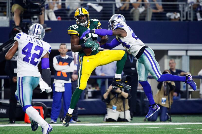 ARLINGTON, TX - JANUARY 15:  Jared Cook #89 of the Green Bay Packers makes a catch while...