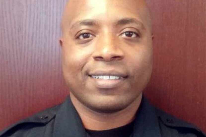 El agente Ken Johnson, que estaba fuera de servicio, baleó de muerte a un joven de 16 años y...