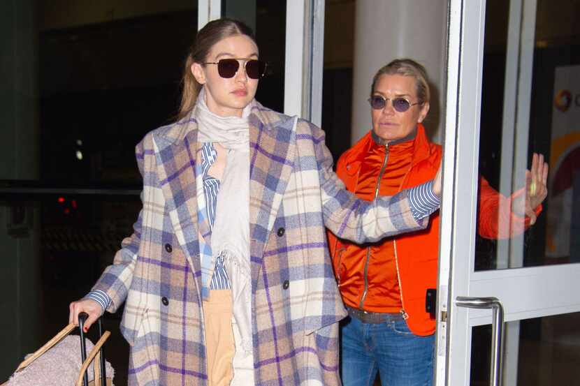 Gigi Hadid junto a su madre Yolanda Hadid en el aeropuerto JFK de Nueva York el 3 de marzo...