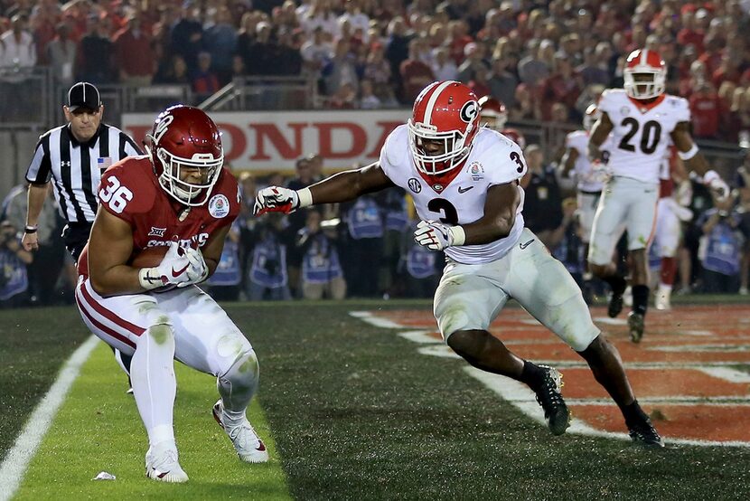 PASADENA, CA - JANUARY 01:  Dimitri Flowers #36 of the Oklahoma Sooners catches the 11 yard...