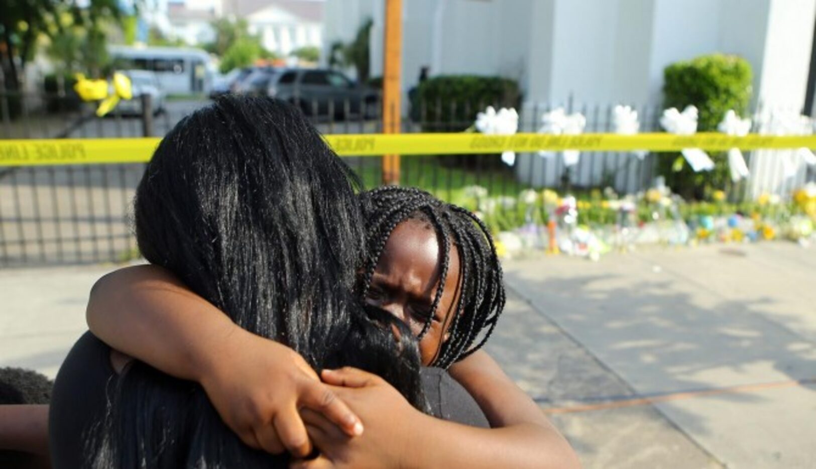 
				Kearston Farr abraza a su hija de 5 años Taliyah, al pie de la iglesia Emanuel AME,...