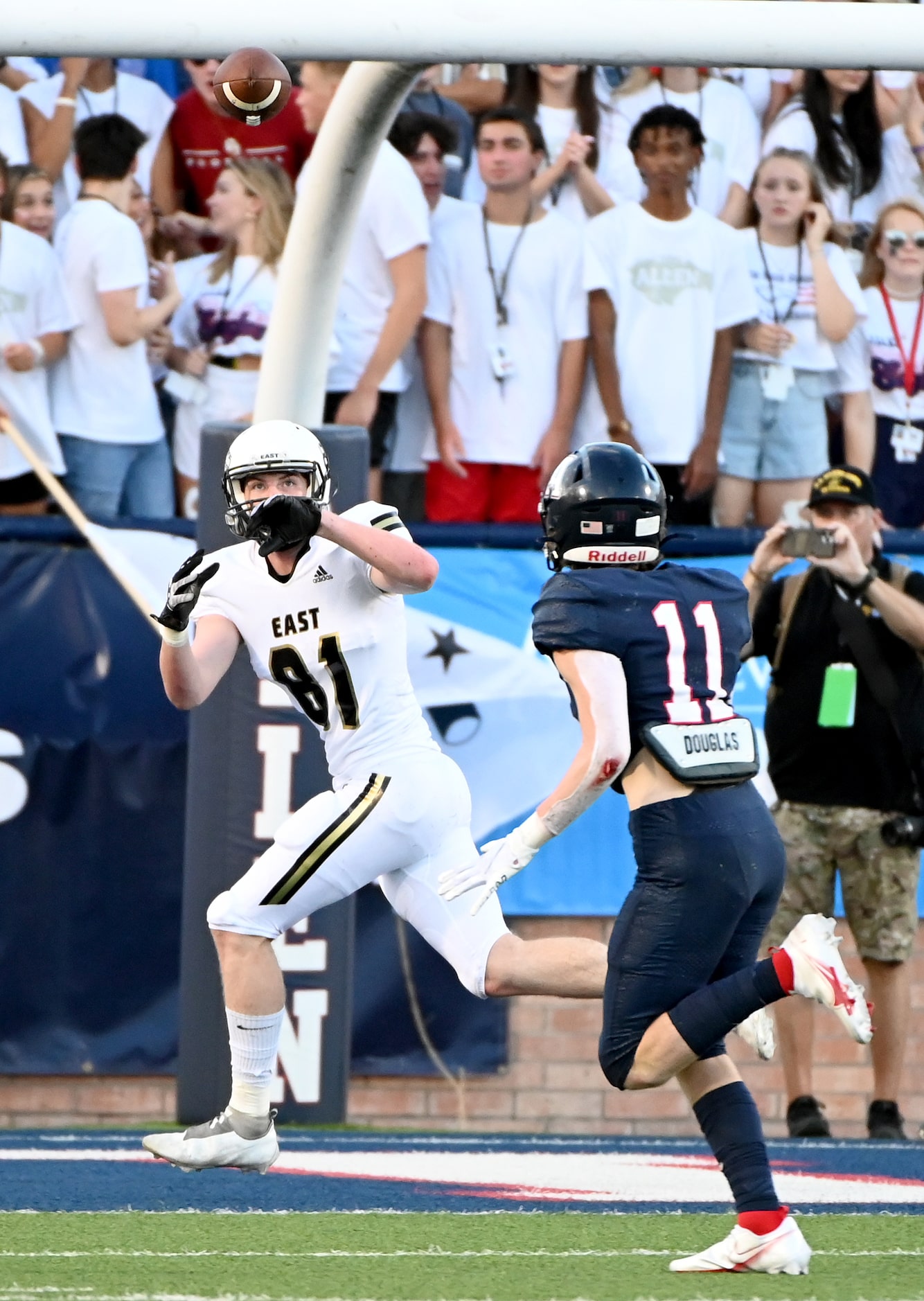 Plano East’s Brian Dyer catches a touchdown pass over Allen’s Caison Smith (11) during a...