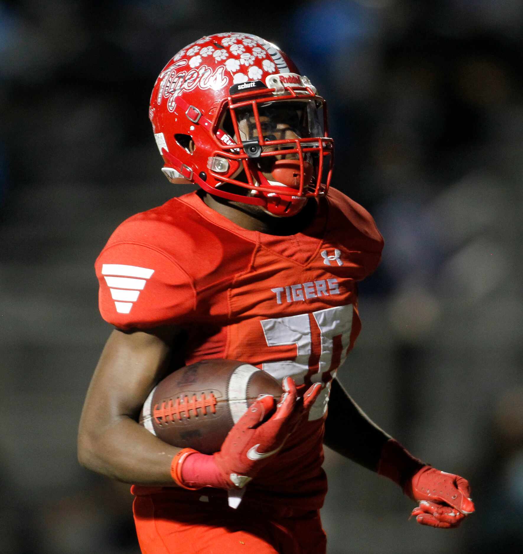 Terrell running back Chase Bingmon (20) scores his first rushing touchdown during the first...