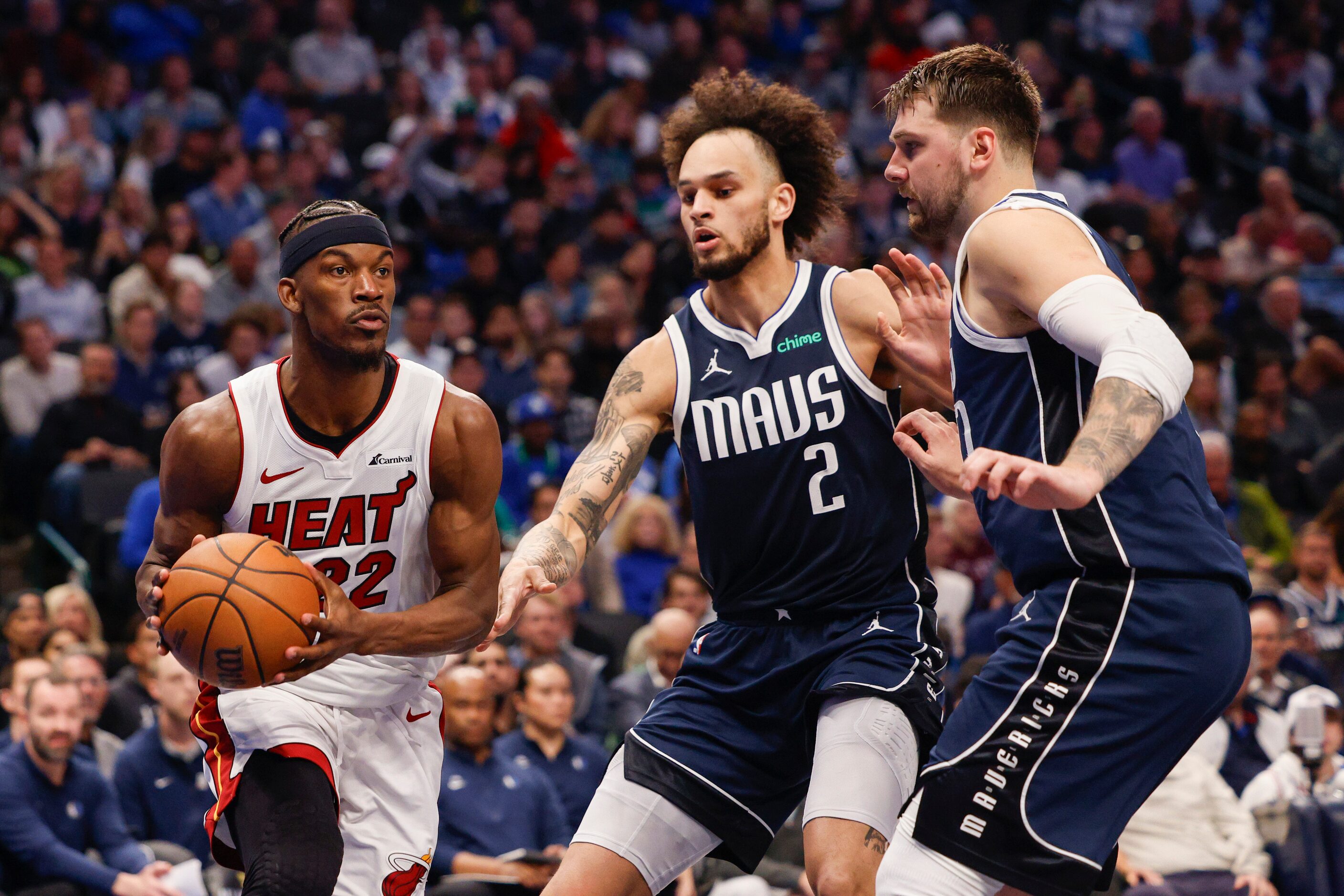 \d22\ drives to the basket around Dallas Mavericks center Dereck Lively II (2) and guard...