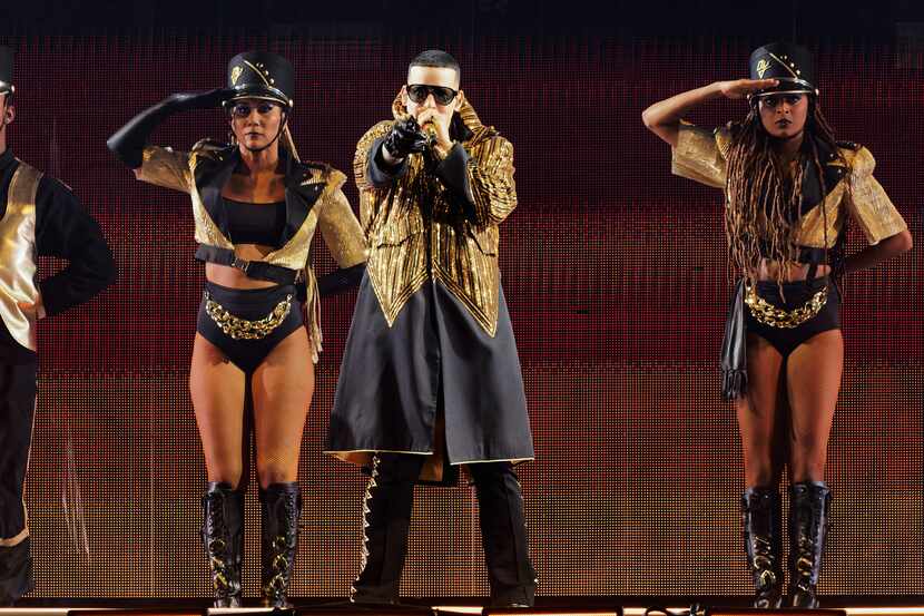 ARCHIVO - Daddy Yankee presenta un concierto de su gira "La Ultima Vuelta" en la Arena...