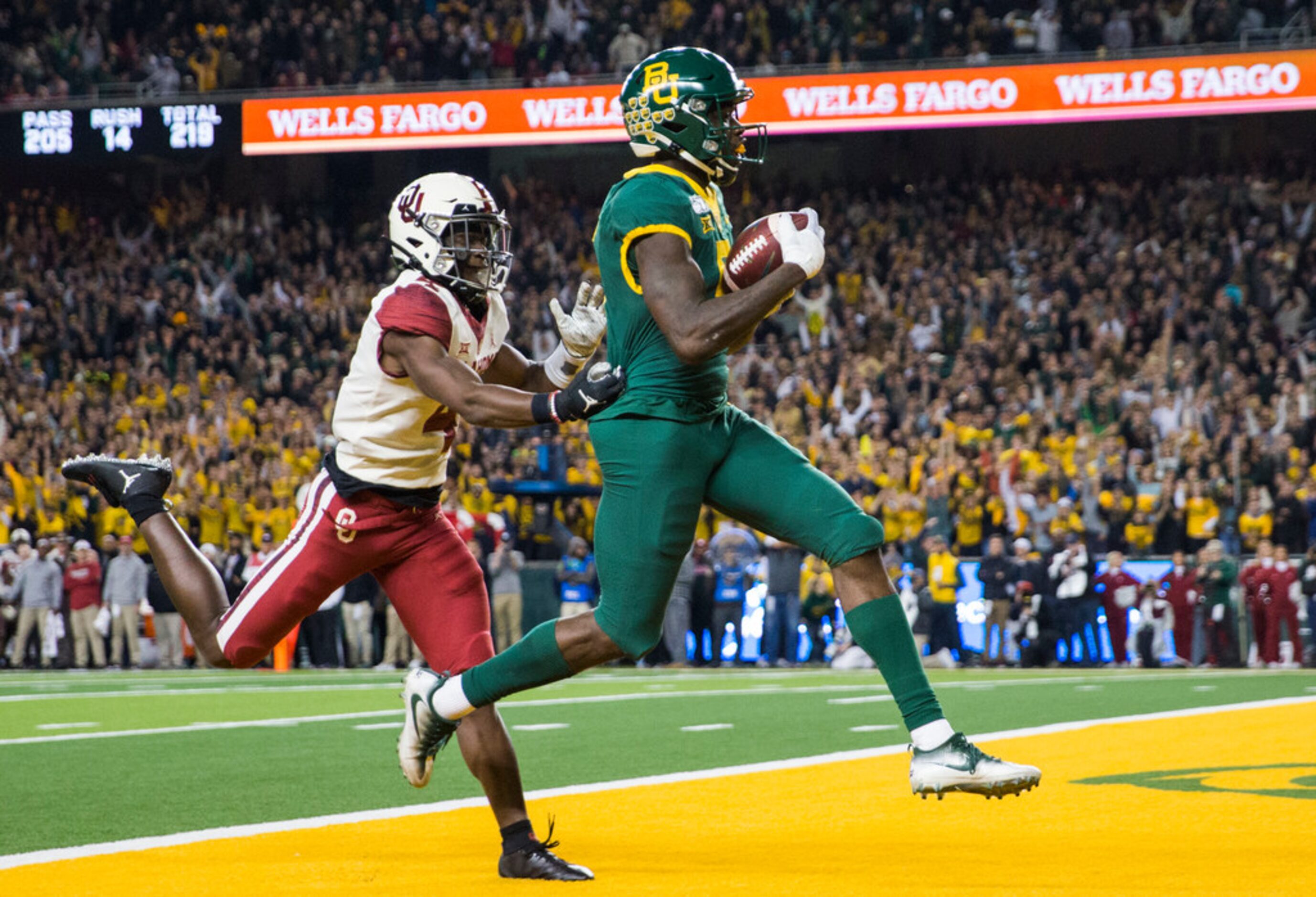 Baylor Bears wide receiver Denzel Mims (5) runs to the end zone for a touchdown ahead of...