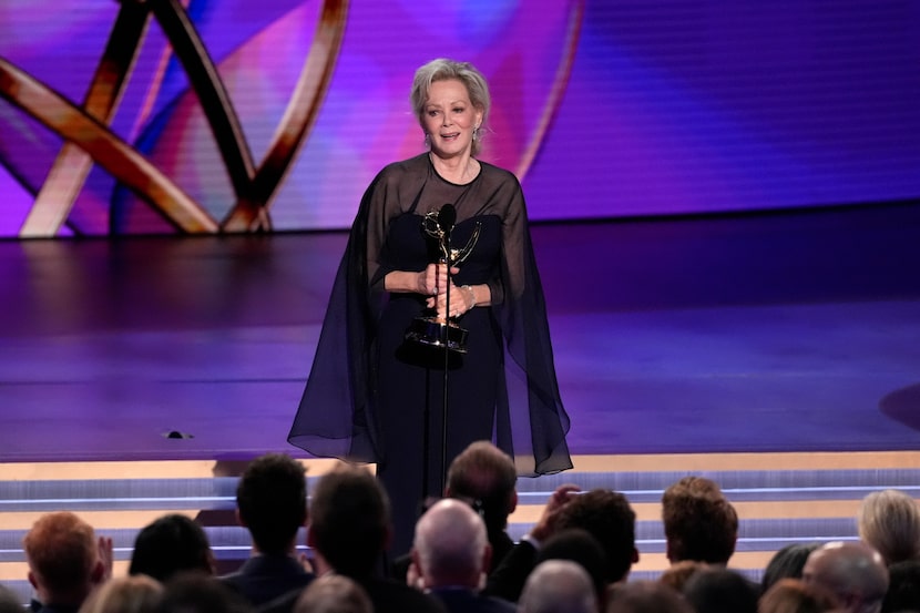 Jean Smart recibe el premio a mejor actriz en una serie de comedia por "Hacks" durante la...