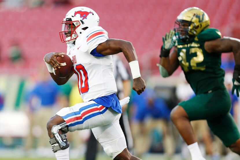 Southern Methodist Mustangs quarterback Terrance Gipson (10) runs the ball past the USF...