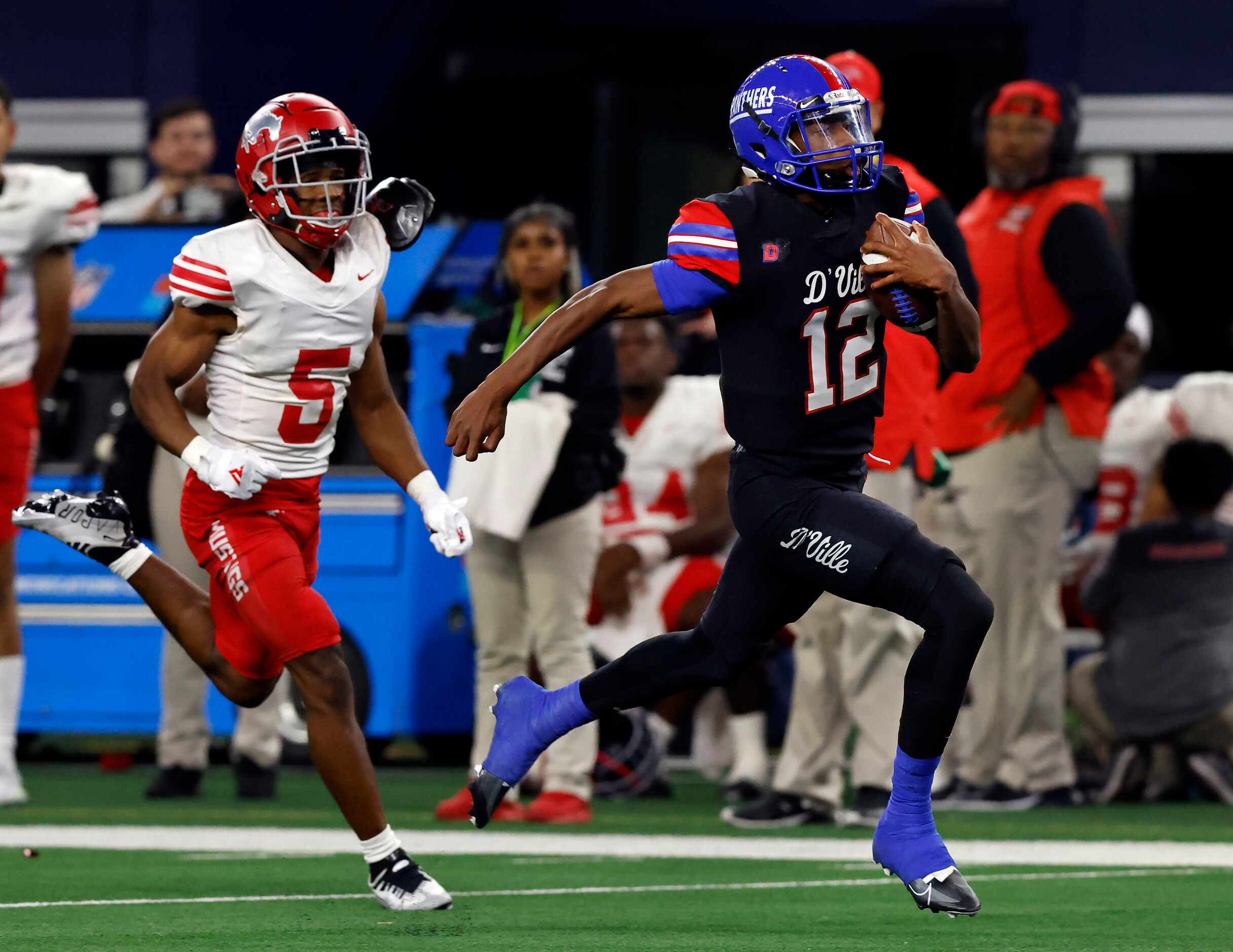 Duncanville quarterback Keelon Russell (12) cruises to a second quarter touchdown against...