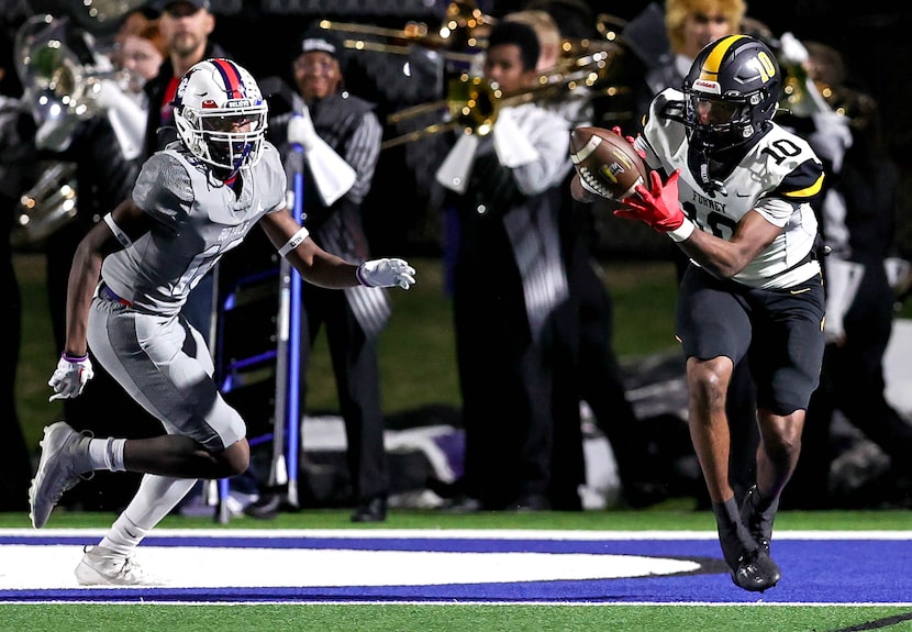 Forney wide receiver Kofi Eduful (10) comes up with a 2 yard touchdown reception against...