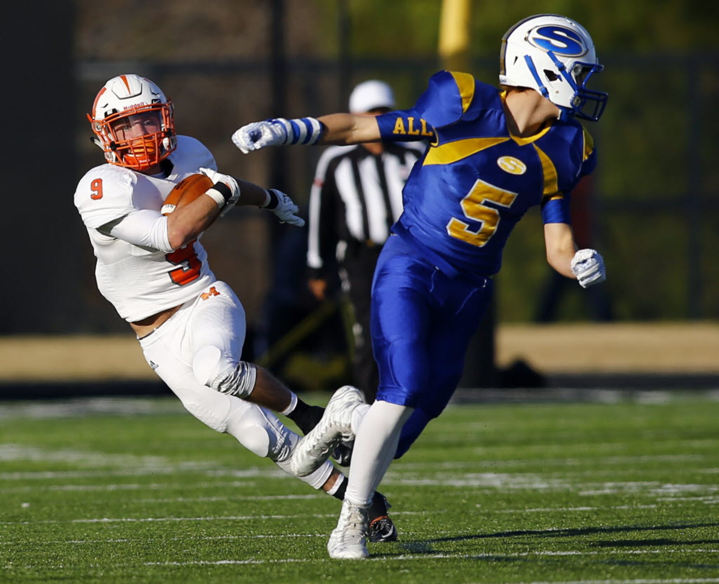 TXHSFB Mineola's Chantz Perkins (9) turns around Sunnyvale's Cash Goodhart (5) as he carries...