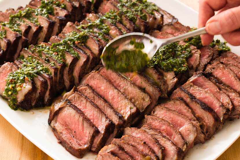 Filetes argentinos con salsa de chimichurri (AP/CARL TREMBLAY)
