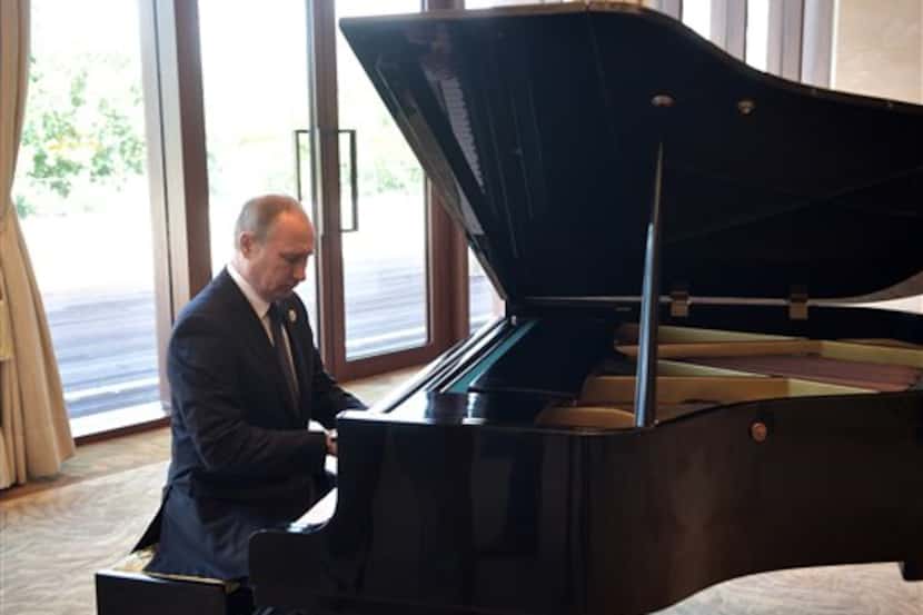 El presidente ruso Vladimir Putin toca el piano antes de reunirse con el presidente chino ...