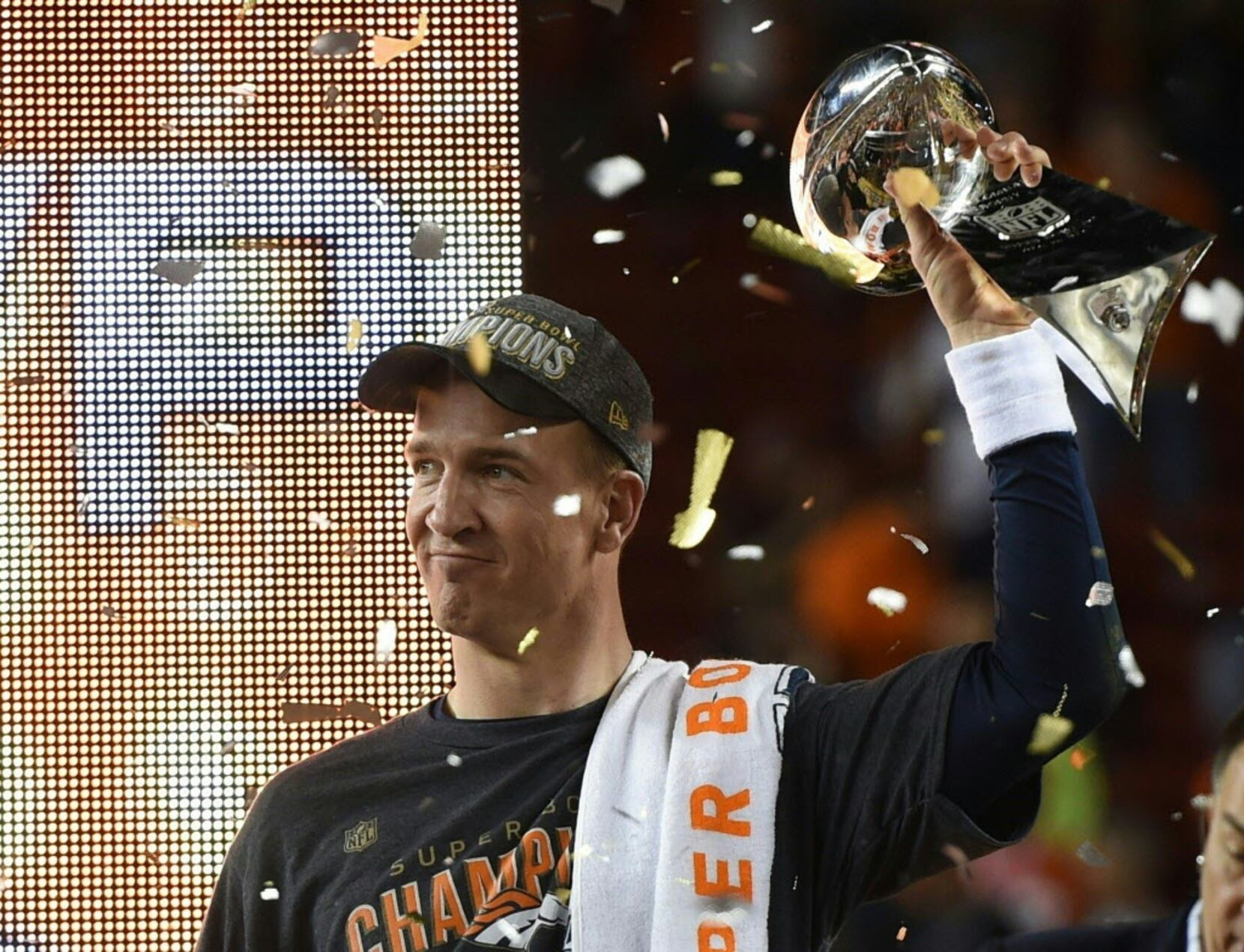 Photo: Broncos Elway holds Lombardi trophy with QB Manning in