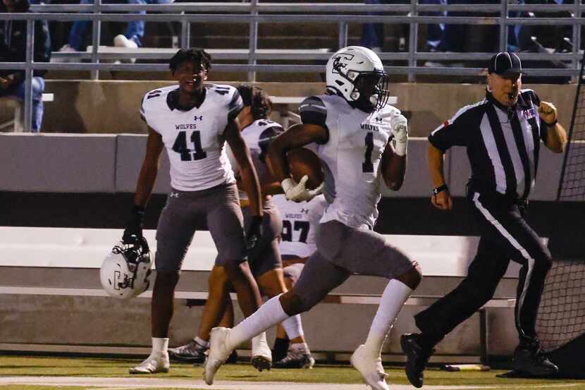 Mansfield Timberview running back Jarvis Reed (1) carries the ball more than 50-yards to the...