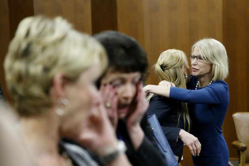 Susan Hawk, fiscal de Dallas, abraza a sus simpatizantes luego de que el juez David Peeples...