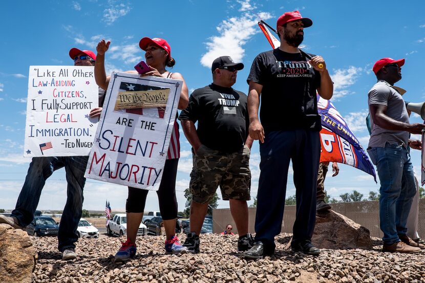 Personas que apoyan las políticas del presidente Donald Trump protestaron la visita de...