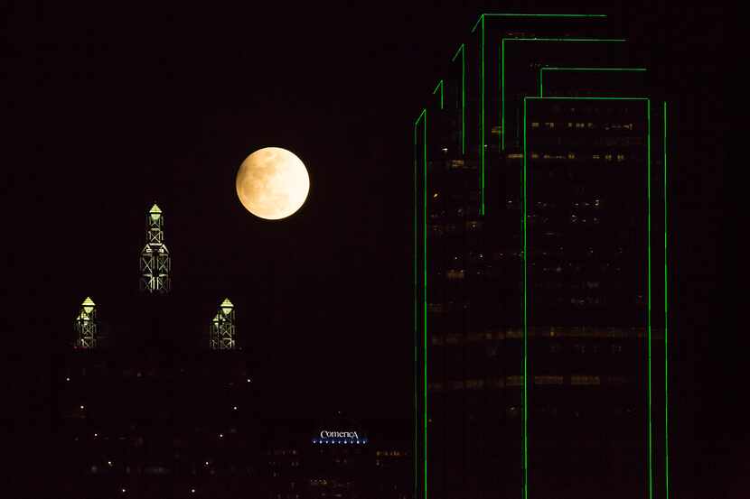 Imagen nocturna de archivo de los rascacielos del centro de Dallas.